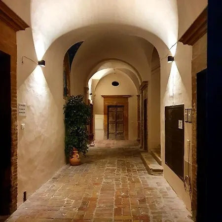 Palazzo Valenti - In Palazzo Rinascimentale